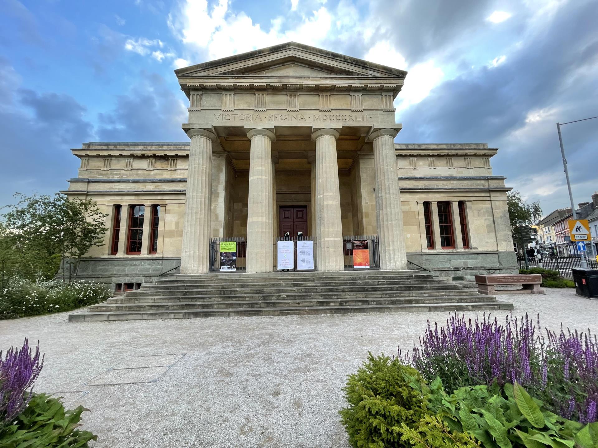 y Gaer Museum, Art Gallery 7 Library 